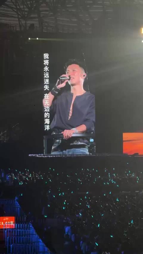 谢霆锋西安站深V造型亮相舞台灯光性感
