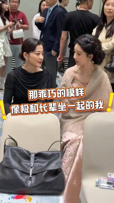 杨紫梅婷内场热聊，那乘巧的模样，像极了和长辈坐一起的我