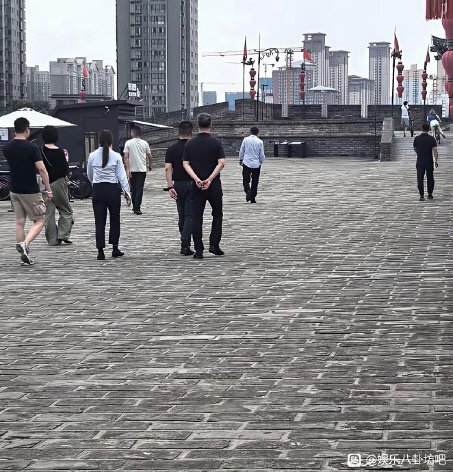 锋菲这次西安同行被拍有粉丝祝福吗？