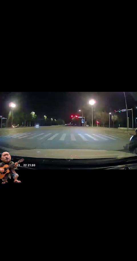 路上你看到过大货车冲红绿灯吗？