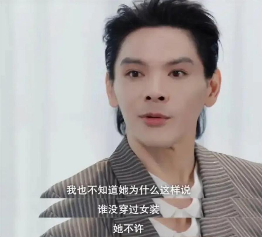 向佐带老婆一家旅游,穿牛仔套装戴情侣手链,没化妆比郭碧婷还白