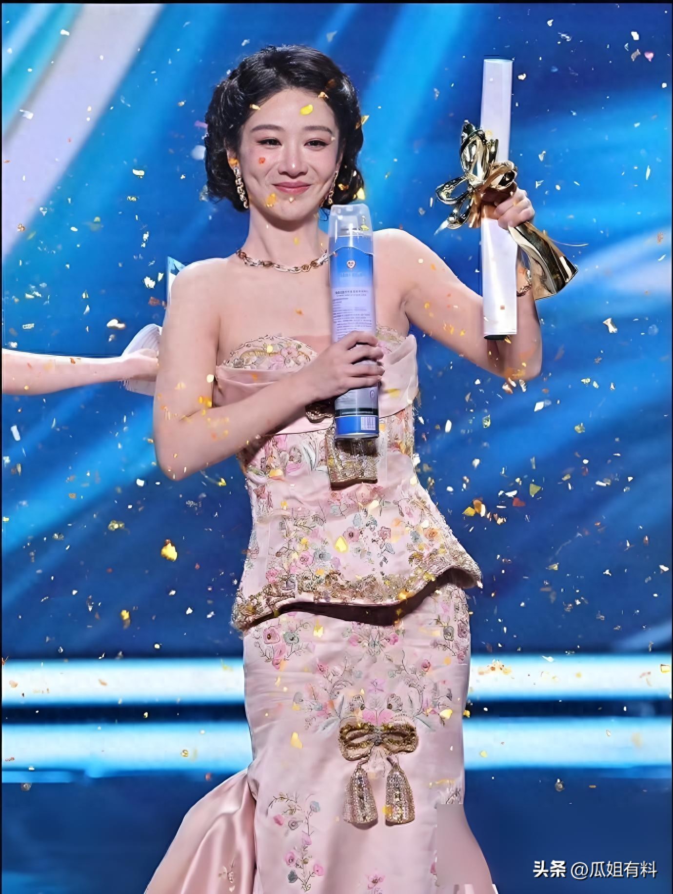 白玉兰颁奖才过一晚，杨紫就遭争议，靳东的话终于有人相信了。