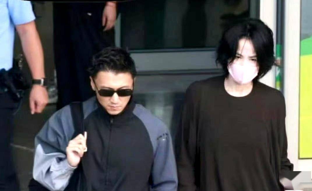 谢霆锋西安演出,坐私人飞机与王菲一同出游,夫唱妇随现身好甜蜜
