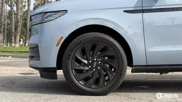 林肯 Navigator L:V6 引擎加持，豪华与实用并存的巨无霸 SUV 之选