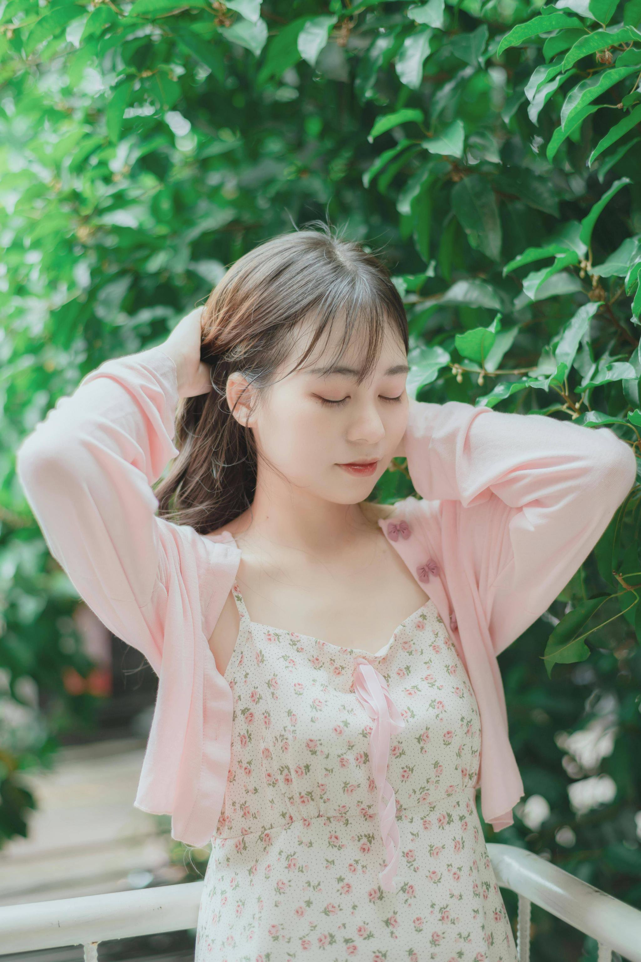 王楚然夏日花园写真:高级清新感的典范,如何超越流水线甜妹?_造型_气质_氛围