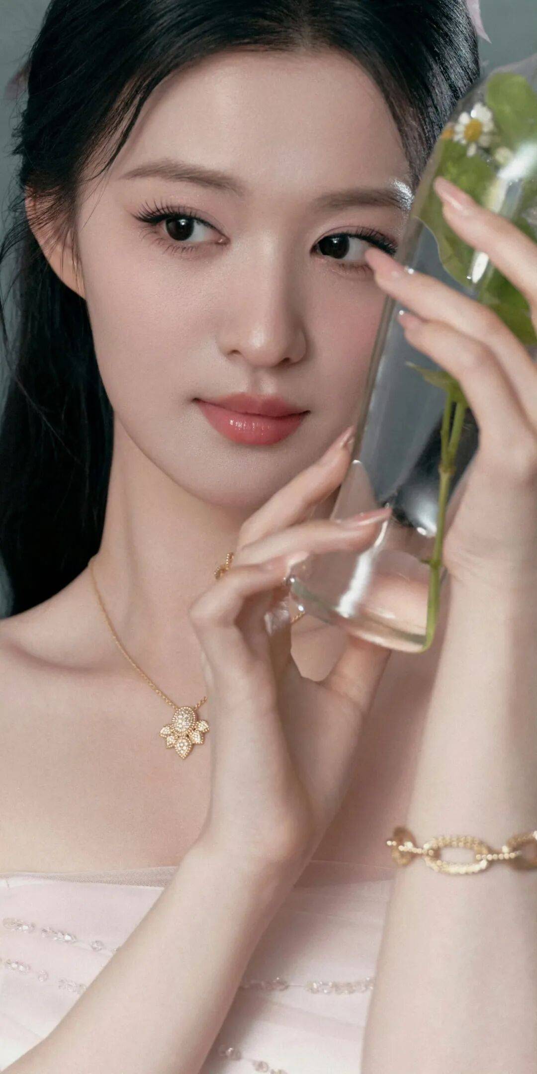 王楚然柔纱轻盈,静谧曼妙,气质出众