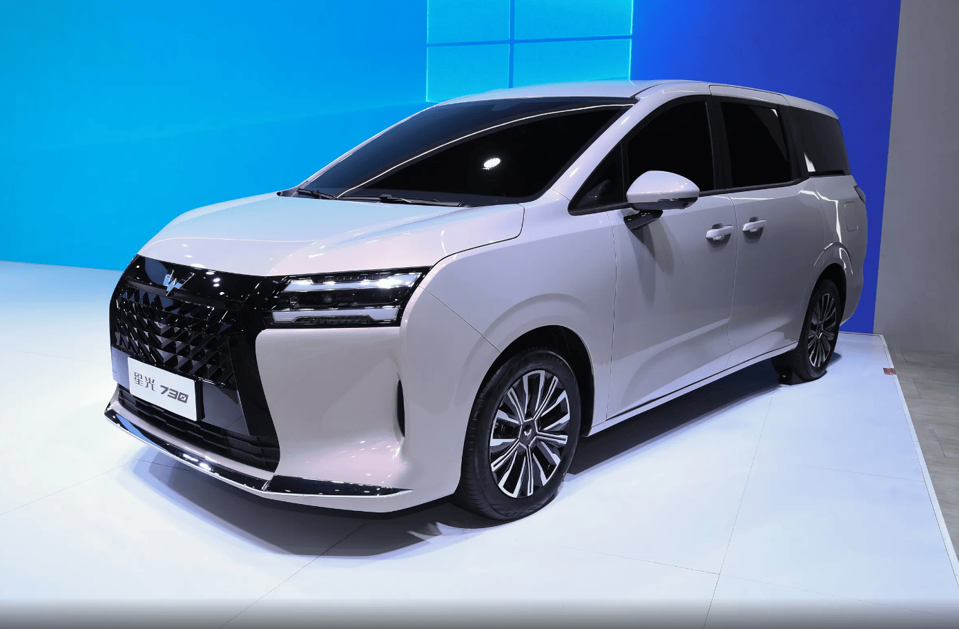 起步7.3万确实亲民路线，五菱星光730搅局MPV，插混版比较香？
