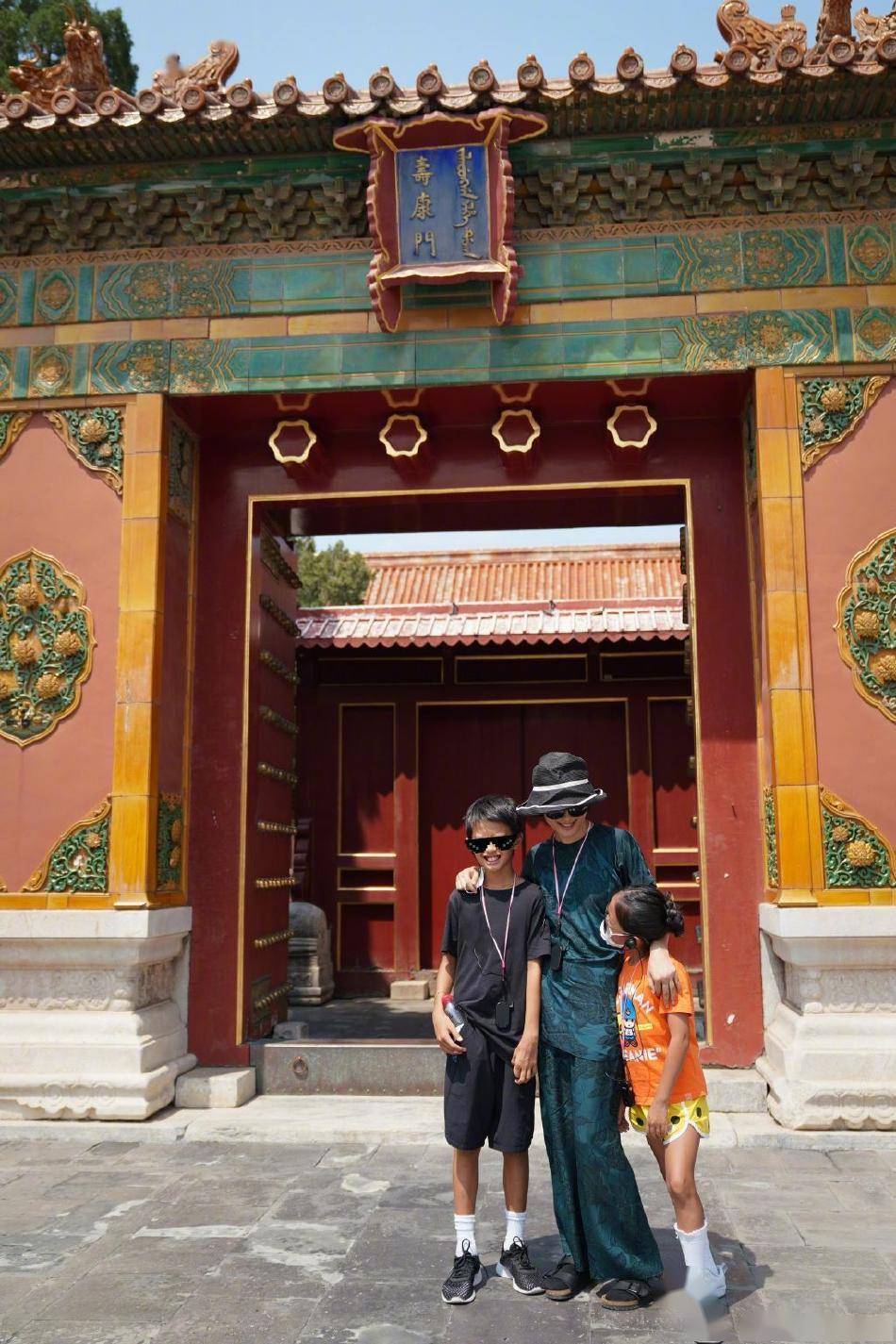 孙俪带等等小花游故宫 网友顽梗:熹贵妃,你这是回家了