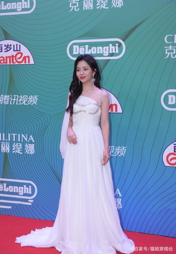 白玉兰红毯:童瑶毛晓彤同穿抹胸裙比美,黄晓明太瘦裤子都是褶