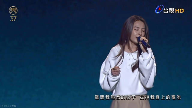吉他的弦一根根拨过，像翻旧相册，台上唱给远方，台下听见故人