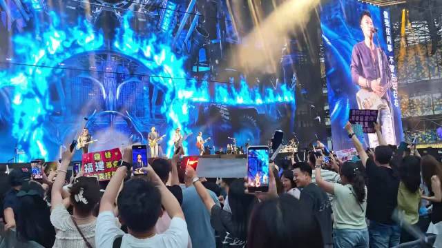 谢霆锋西安演唱会安可环节变打水仗,水花摇滚点燃现场