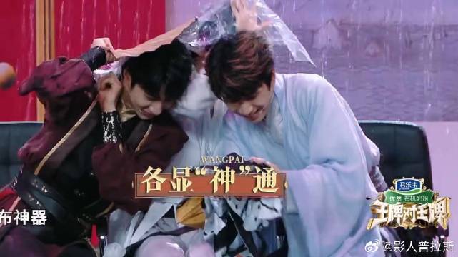 年轻脑子就是好使 马嘉祺带两弟弟躲雨，拿出藏好的塑料袋震惊全场！