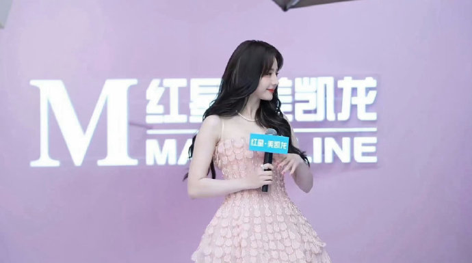 迪丽热巴换蜜桃妆发惊艳全网！
