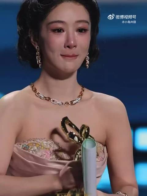 杨紫凭《生命树》获白玉兰最佳女主角，领奖哽咽妆容依旧精致