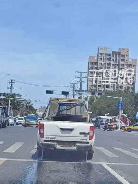 海鲜运输车沿路排污水腥臭难忍 目击者：经常看到这种车