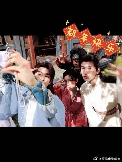 他们就像是真实存在一样，大年初二好友见面，一起拍照，一起追忆逝水年华