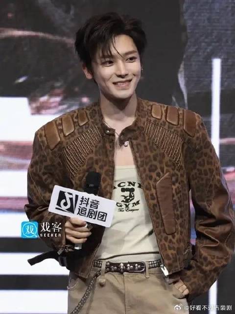 《入青云》侯明昊现场飙高音清唱火力全开 入青云侯明昊现场飙高音火力全开