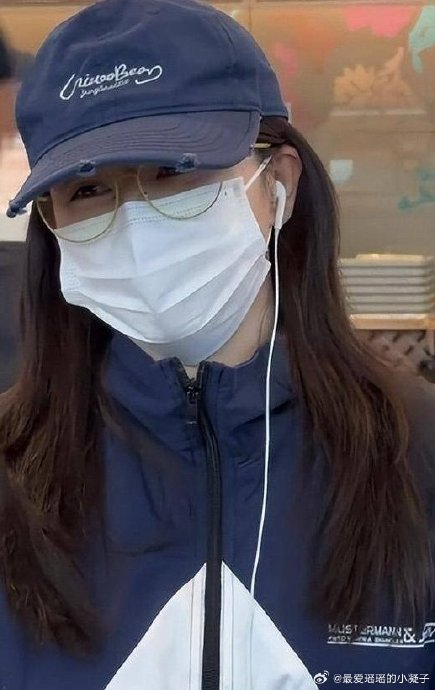 成团夜失利后阚清子机场翻粉丝礼物落泪