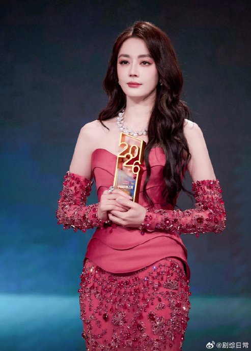 为什么观众关注点不在迪丽热巴的奖项上？