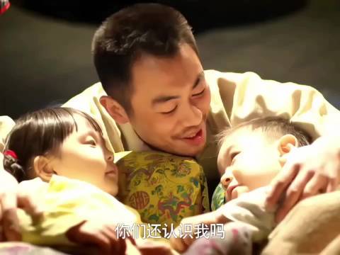 男子怀抱两娃面露慈爱,入选精选视频计划