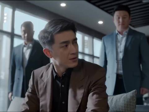 霸总当众大发雷霆场面失控，冷静女秘书挺身而出，完美化解危机