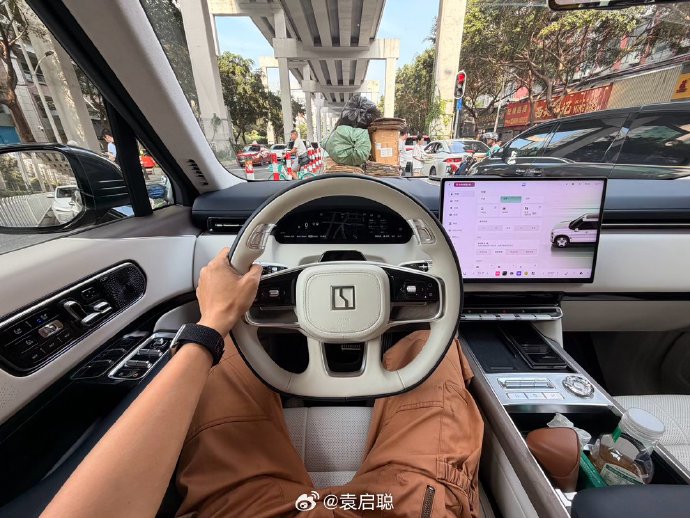 极氪9X汽车2025款6座插混旗舰SUV的内饰怎么样？