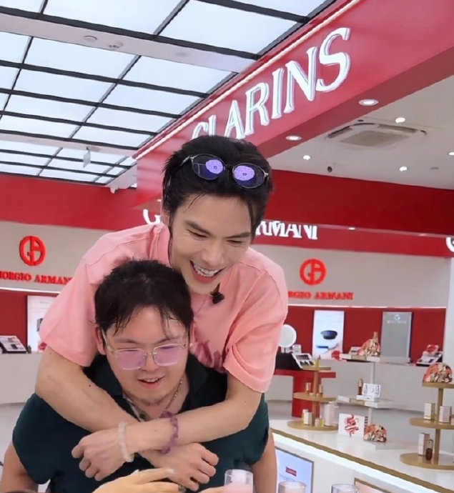 向佐和向佑的直播风格有什么不同？