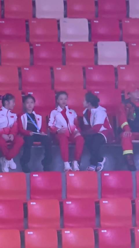 涵涵和书畅安慰哭哭的圻圻