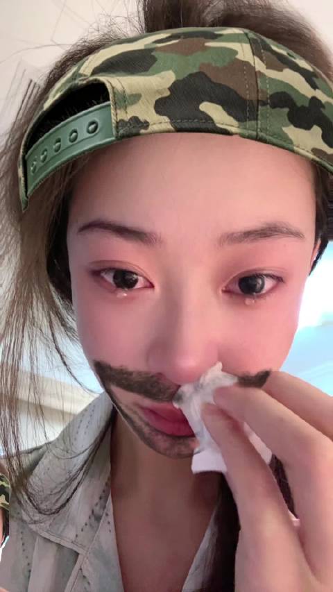 泪水如雨浇灌自我