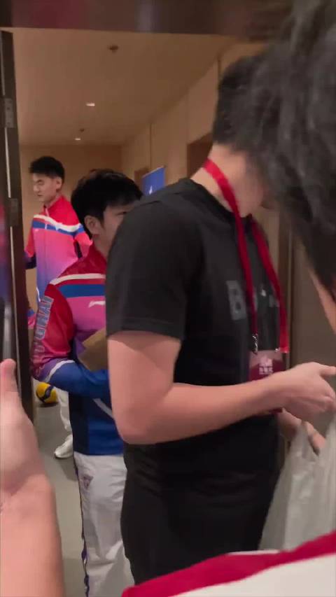 樊振东亮相上海市运会开幕式，展现亲和与活力