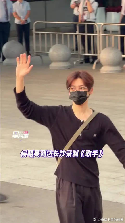 侯明昊到达长沙录制歌手 侯明昊到达长沙开启他的《歌手》之旅啦！加油