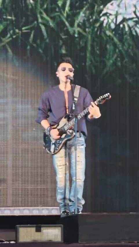 谢霆锋西安演唱会与工作人员打水仗