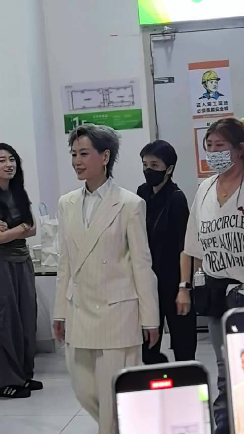 温峥嵘未成团但温柔亲阚清子，谢楠徐梦洁心情佳