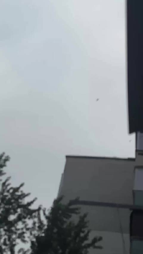 在乌克兰切尔尼戈夫上空嘚瑟的俄军小摩托