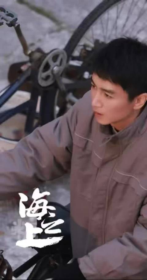 大帅哥认认真真读剧本的模样真是该死地迷人