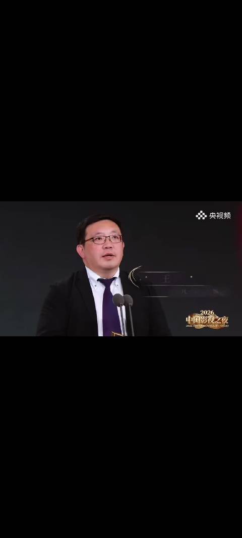 这原来就是王诤，跟群里的画风不太一样 我只听到了敬请期待下一部