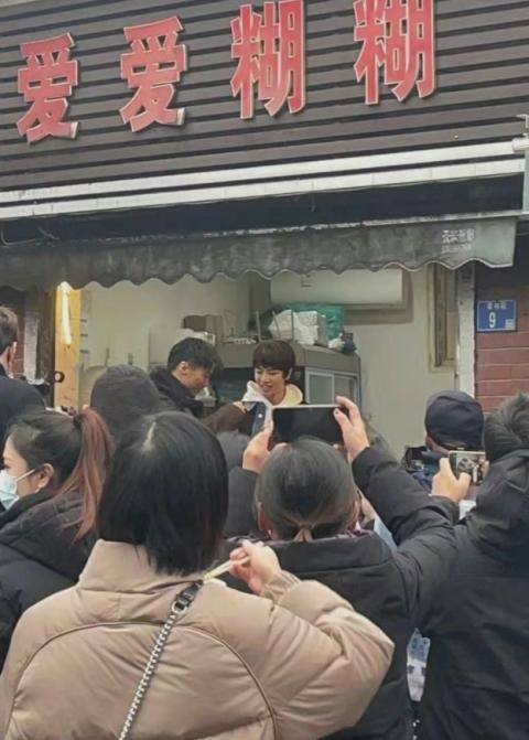谢霆锋站路边吃平价早餐引围观 埋头大口狂吃没有偶像包袱