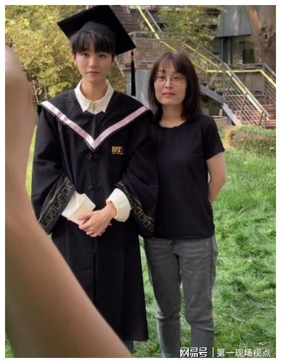 毕业季，王俊凯现身北电拍毕业照 帅气依然！