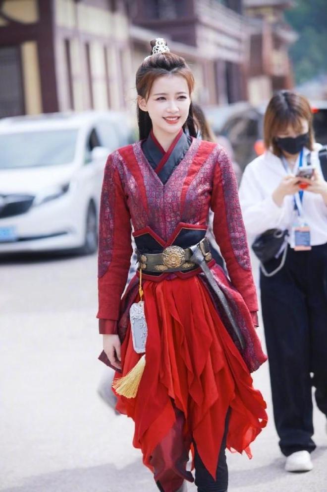 28岁孙怡cos孙尚香，一身红衣尽显侠女气质，网友：姐姐好漂亮