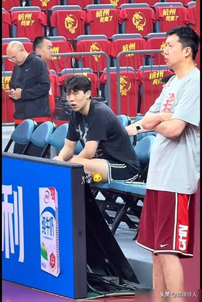 王治郅一句话点破！杨瀚森被严重高估，对日本让他首发绝对要崩