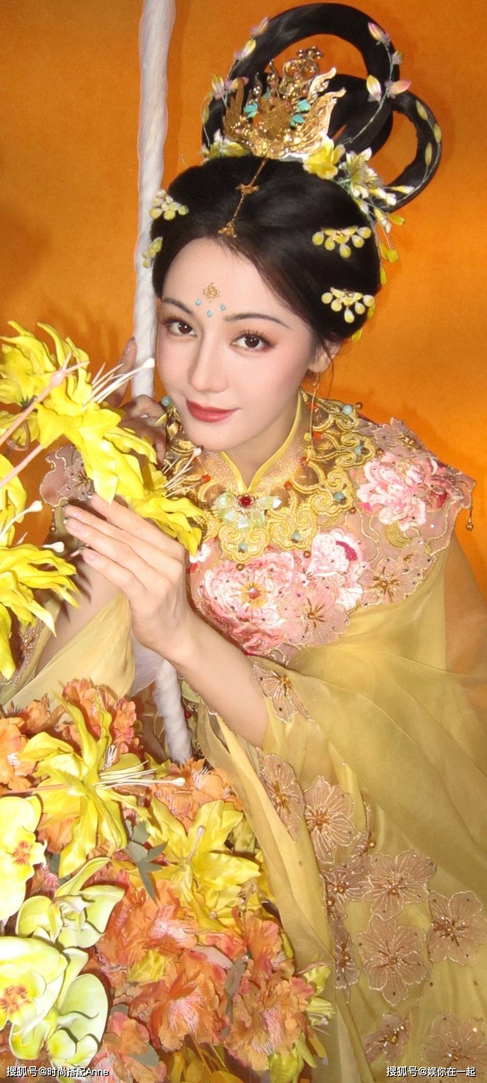 迪丽热巴中秋美出圈!敦煌风服饰配圆月,这才是东方美学天花板