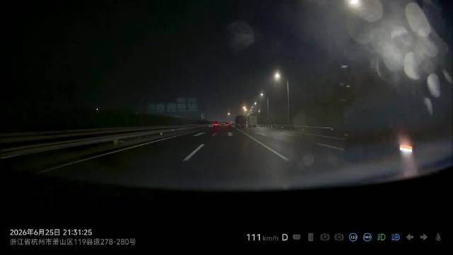 直接来个高速公路自杀式变道，就为撞上前方大货车？
