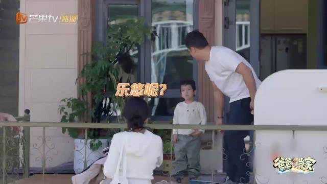 刘璐回家获家人热情相拥，一家四口温馨团聚