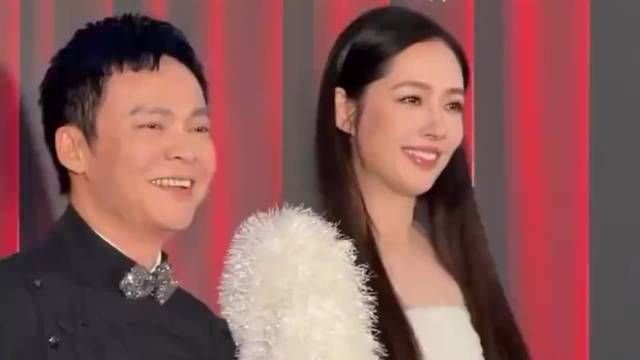 超级自信的人就不怕素颜， 去年出席活动的时候美貌暴击， 家庭幸福的外显