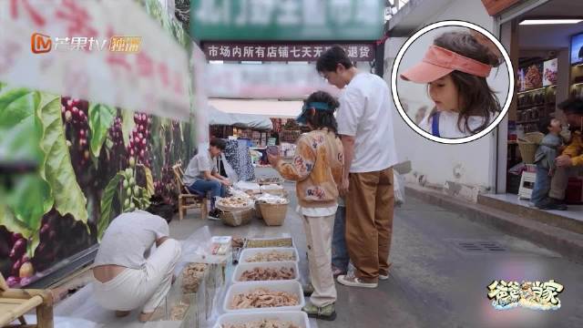 爸爸当家录制中断，全员帮小摊贩挡雨