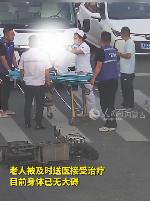 老人被压车底警民合力抬车救人