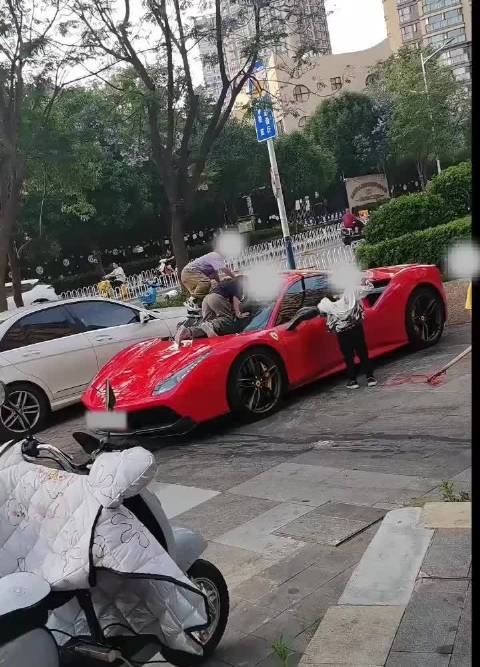 四名儿童将法拉利当滑梯玩耍引争议