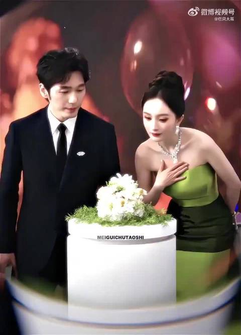 白宇白玉兰晚宴摘花赠杨幂