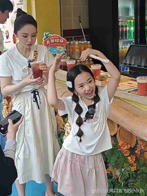 网友对董璇陪女儿追星这件事怎么看？