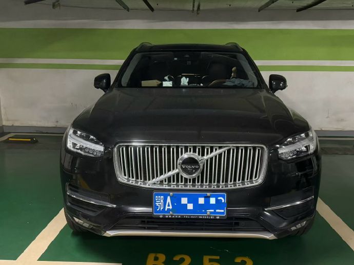 生成一页沃尔沃XC90 PHEV二手车价格对比PPT